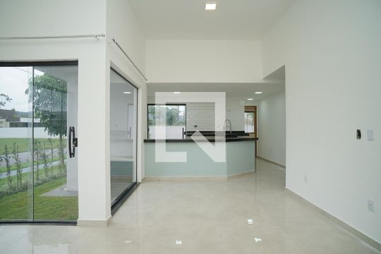 Sala de casa de condomínio para alugar com 3 quartos, 360m² em Bosque Fundo, Maricá
