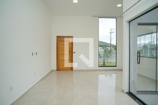 Sala de casa de condomínio para alugar com 3 quartos, 360m² em Bosque Fundo, Maricá