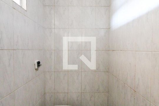 Banheiro de casa para alugar com 1 quarto, 40m² em Vila Carmosina, São Paulo