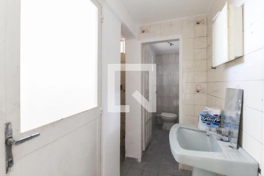 Banheiro de casa para alugar com 1 quarto, 40m² em Vila Carmosina, São Paulo