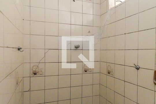 Banheiro de casa para alugar com 1 quarto, 40m² em Vila Carmosina, São Paulo