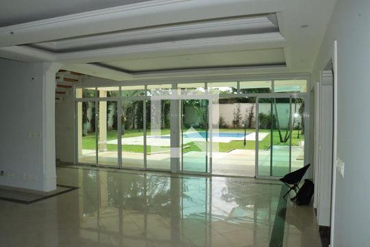Sala de casa de condomínio para alugar com 5 quartos, 517m² em Caiapia, Cotia