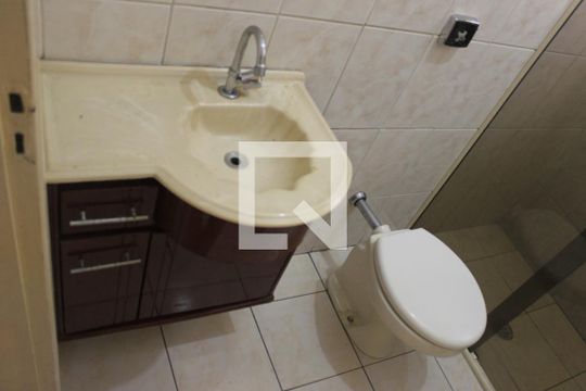 Banheiro social 1 de casa para alugar com 3 quartos, 189m² em Jardim Valeria, Guarulhos