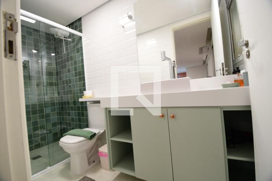 Banheiro de kitnet/studio para alugar com 1 quarto, 40m² em Cambuí, Campinas