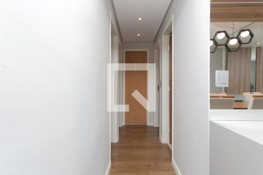 Corredor  de apartamento à venda com 3 quartos, 70m² em Vila Carmosina, São Paulo