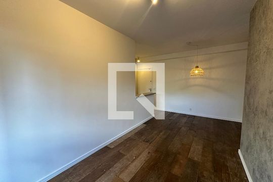 Sala de apartamento para alugar com 2 quartos, 78m² em Empresarial 18 do Forte, Barueri