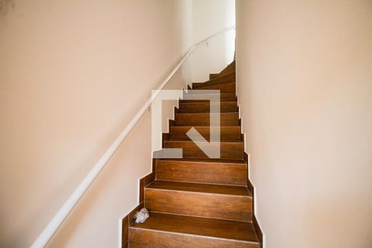 Escada de casa de condomínio para alugar com 2 quartos, 48m² em Vila Sonia, Praia Grande