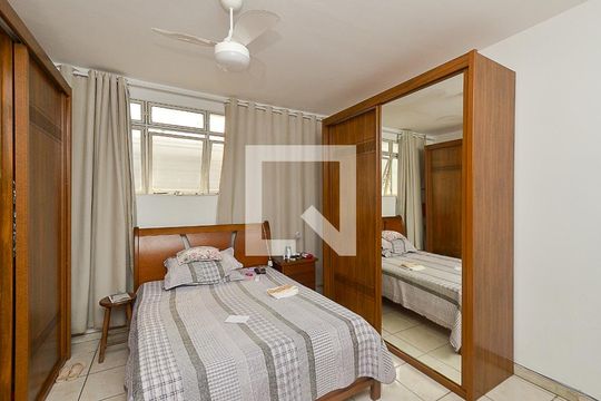Suíte de casa à venda com 4 quartos, 320m² em Sagrada Família, Belo Horizonte