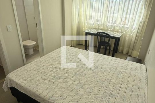 Suíte de apartamento para alugar com 2 quartos, 62m² em Santa Mônica, Uberlândia