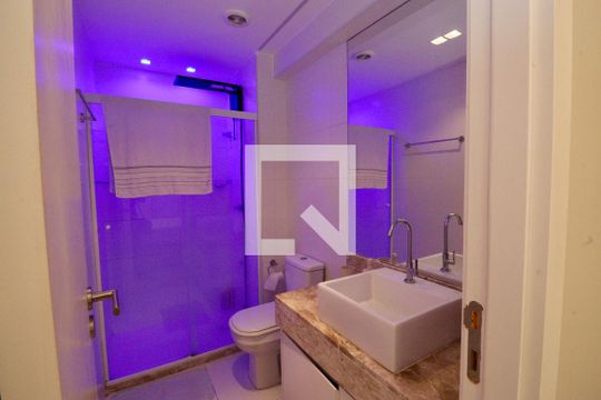 Banheiro de apartamento para alugar com 1 quarto, 56m² em Stella Maris, Salvador
