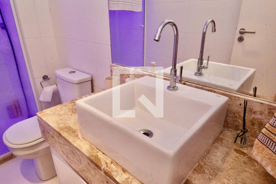 Banheiro de apartamento para alugar com 1 quarto, 56m² em Stella Maris, Salvador