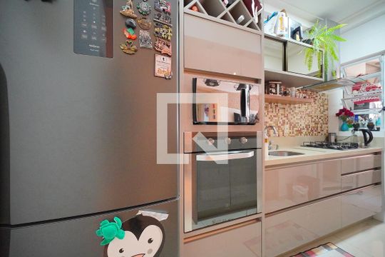 Cozinha de apartamento para alugar com 2 quartos, 67m² em Coqueiros, Florianópolis