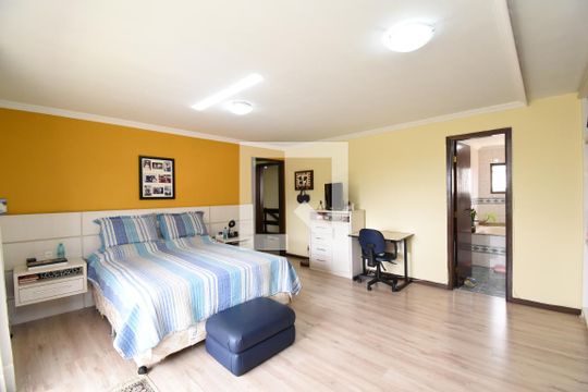 Suíte de casa de condomínio à venda com 3 quartos, 450m² em Boa Vista, Curitiba