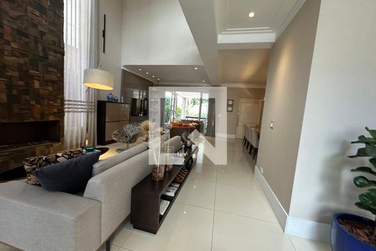 Sala de casa de condomínio à venda com 3 quartos, 498m² em Centro Comercial Jubran, Barueri
