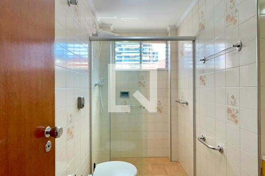 Banheiro de apartamento à venda com 2 quartos, 74m² em Pinheiros, São Paulo