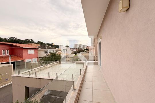 Sala de TV - Sacada de casa de condomínio à venda com 3 quartos, 329m² em Jardim Santa Teresa, Jundiaí