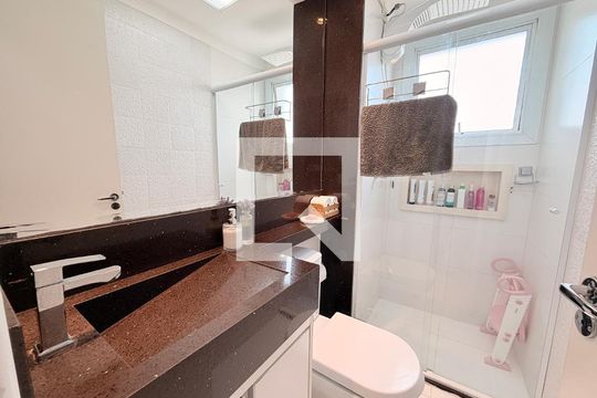 Banheiro de apartamento à venda com 2 quartos, 48m² em Jardim do Lago, Jundiaí