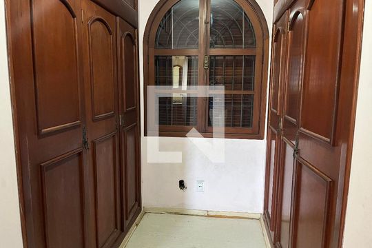 Casa de Condomínio para alugar com 4 quartos, 600m² em Vargem Pequena, Rio de Janeiro