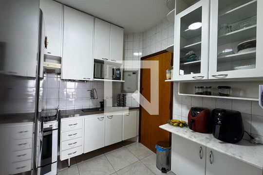 Cozinha de apartamento para alugar com 3 quartos, 94m² em Buritis, Belo Horizonte