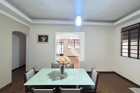 Casa para alugar com 3 quartos, 220m² em Acaiaca, Belo Horizonte