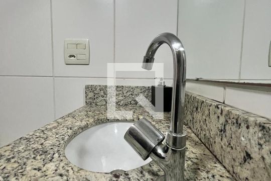 Banheiro de apartamento à venda com 1 quarto, 45m² em Jardim Nova Europa, Campinas
