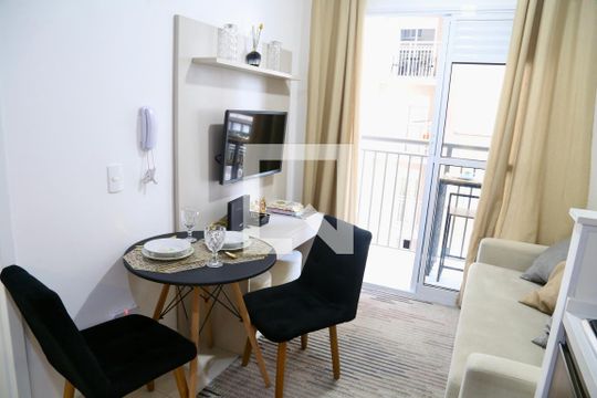 Sala de kitnet/studio para alugar com 1 quarto, 28m² em Jardim Caravelas, São Paulo