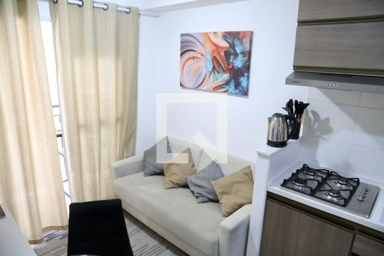 Sala de kitnet/studio para alugar com 1 quarto, 28m² em Jardim Caravelas, São Paulo