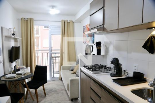 Sala de kitnet/studio para alugar com 1 quarto, 28m² em Jardim Caravelas, São Paulo