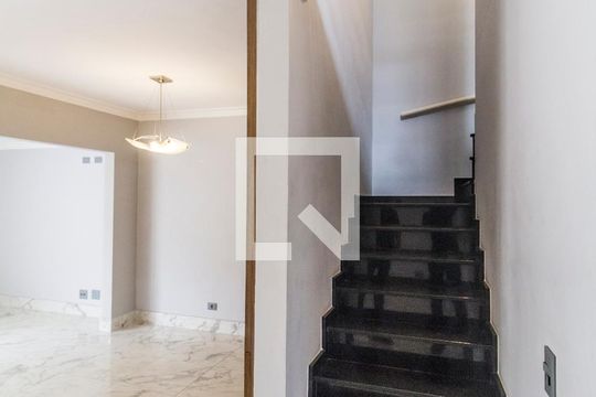 Escada de casa de condomínio para alugar com 3 quartos, 200m² em Tamboré, Santana de Parnaíba