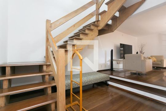 Hall Escada  de casa à venda com 3 quartos, 299m² em Vila Zefira, São Paulo