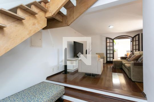 Hall Escada  de casa à venda com 3 quartos, 299m² em Vila Zefira, São Paulo