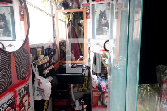 Banheiro de apartamento à venda com 1 quarto, 42m² em Farroupilha, Porto Alegre