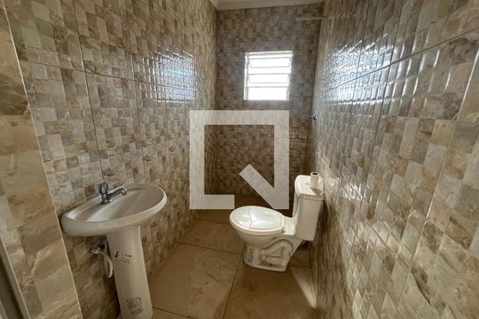Banheiro de casa para alugar com 1 quarto, 30m² em Conjunto Promorar Estrada da Parada, São Paulo