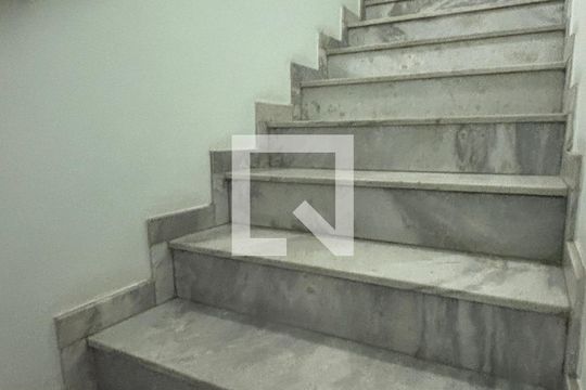 Escada de casa à venda com 3 quartos, 175m² em Vila Helena, Santo André
