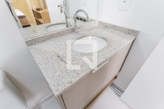 Banheiro de kitnet/studio para alugar com 1 quarto, 25m² em Vila Nova Conceição, São Paulo