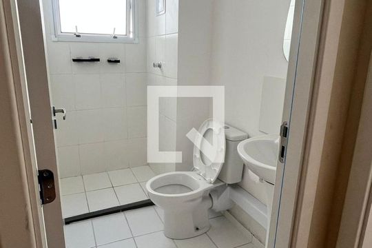 Banheiro de apartamento para alugar com 2 quartos, 46m² em Roselândia, Cotia