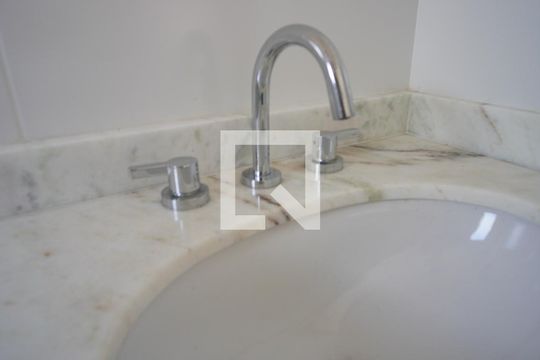 Banheiro de apartamento à venda com 2 quartos, 61m² em Azenha, Porto Alegre