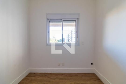 Janela com vista para o edifício ao lado, com árvores e céu claro. de apartamento à venda com 2 quartos, 65m² em Jardim Umuarama, São Paulo