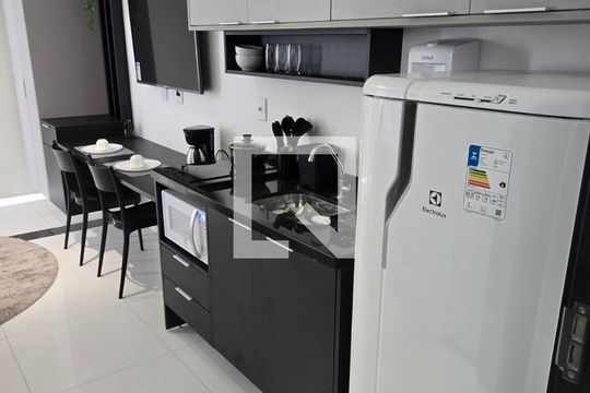 Cozinha de apartamento para alugar com 1 quarto, 23m² em Vila Azevedo, São Paulo