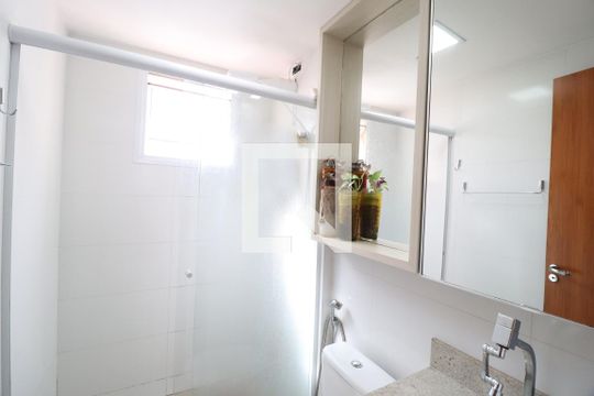 Banheiro Social de apartamento para alugar com 2 quartos, 53m² em Jardim Inconfidência, Uberlândia
