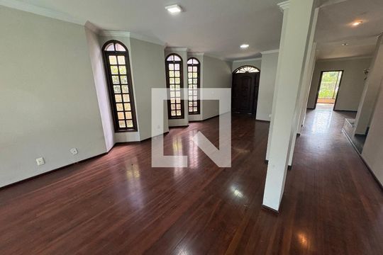 Sala de casa de condomínio para alugar com 4 quartos, 560m² em Alphaville Empresarial, Barueri