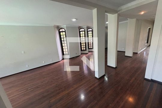 Sala de casa de condomínio para alugar com 4 quartos, 560m² em Alphaville Empresarial, Barueri