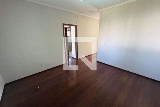 Quarto de casa de condomínio para alugar com 4 quartos, 560m² em Alphaville Empresarial, Barueri
