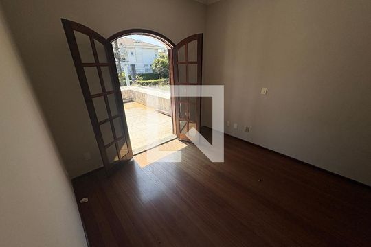 Quarto de casa de condomínio para alugar com 4 quartos, 560m² em Alphaville Empresarial, Barueri