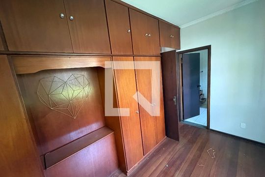 Quarto de casa de condomínio para alugar com 4 quartos, 560m² em Alphaville Empresarial, Barueri