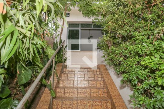 Entrada de casa para alugar com 3 quartos, 345m² em Vila Romana, São Paulo