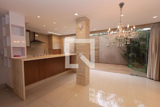 Sala de casa de condomínio à venda com 3 quartos, 156m² em Parque das Laranjeiras, Goiânia
