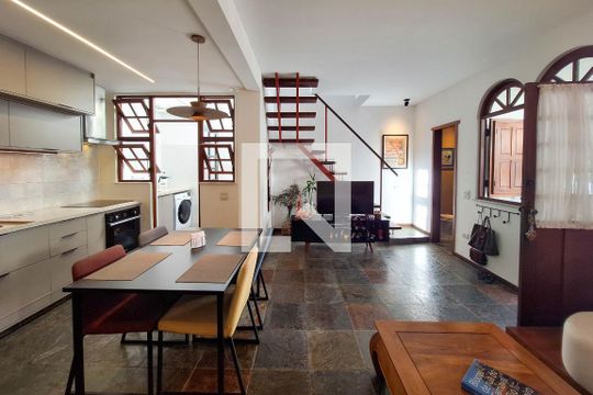 Sala de casa de condomínio à venda com 2 quartos, 81m² em Itaipu, Niterói
