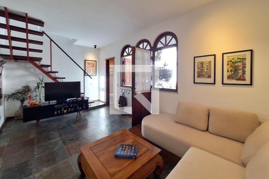 Sala de casa de condomínio à venda com 2 quartos, 81m² em Itaipu, Niterói