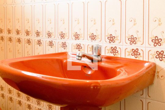 Edicula - banheiro de casa para alugar com 4 quartos, 600m² em Jardim Zaira, Guarulhos
